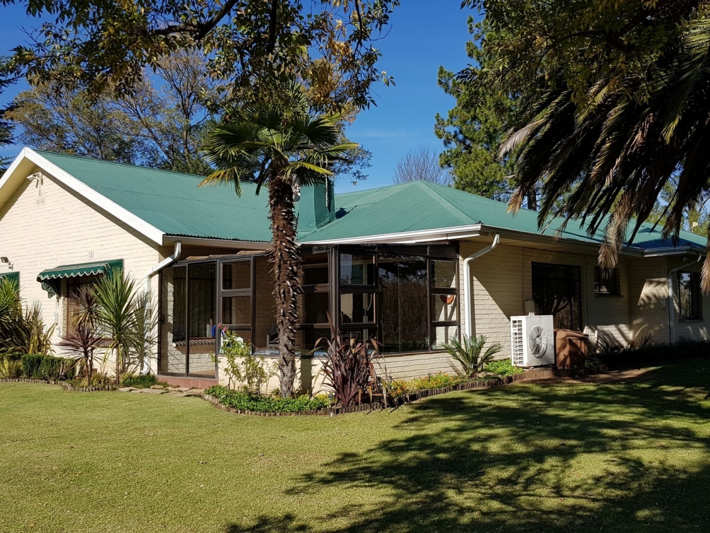 Huge River Frontage House For Sale On The River's Edge 106342481