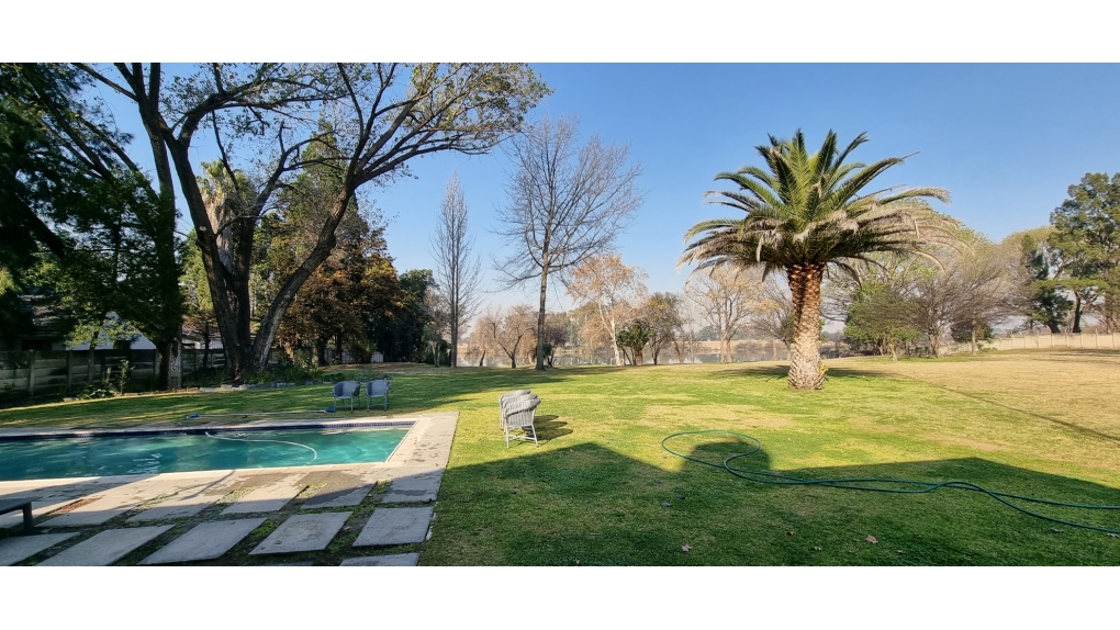 Vaal Riverfront Home + a stand