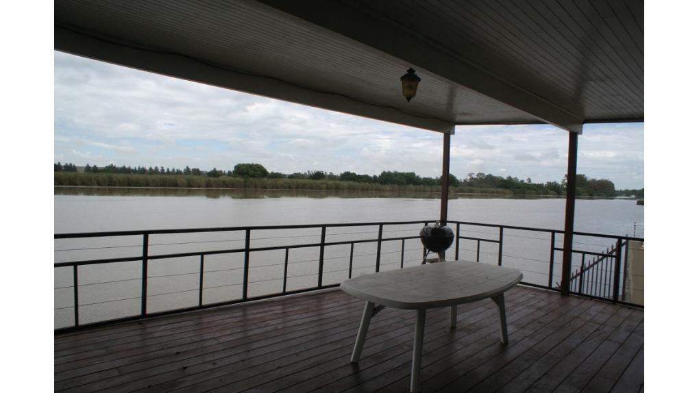 entertainment-on-river