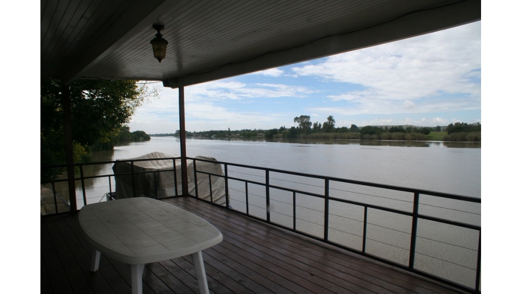 entertainment-view-up-river